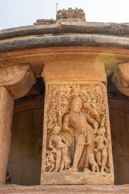 Aihole, Karnataka, Hindistan - 7 Kasım 2013: Durga Gudi veya Temple. Duvarın dışındaki kırmızı-kahverengi taş fresk Shiva ve iki karısını gösteriyor. Oldukça hasarlı..