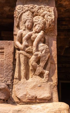 Aihole, Karnataka, Hindistan - 7 Kasım 2013: Lad Khan Temple. Mandapam sütunu üzerinde, aşk ve zevk içinde bir arada duran, çift, erkek ve kadın kahverengi taş heykel yakın