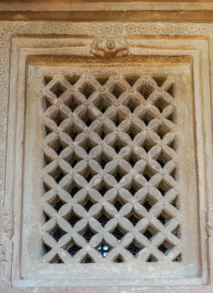 Aihole Karnataka India 2013年11月7日 Durga Gudi Temple 花や星図を示す灰色の石窓の画面 — ストック写真