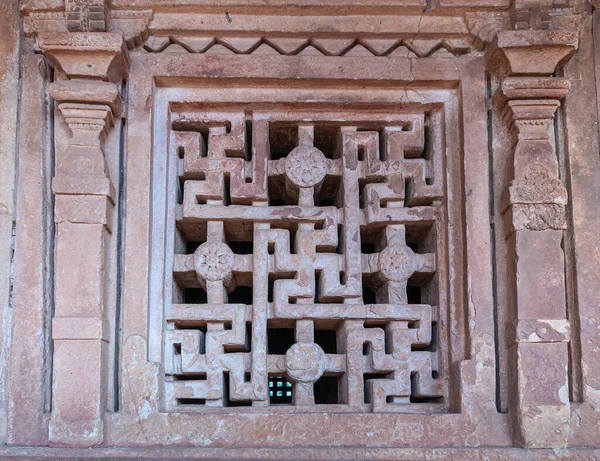 2013年11月7日インド カルナータカ州アイホール 青銅製の石のスワスティカで埋め尽くされた窓ガラスの閉鎖ドゥルガ グディまたは神殿 — ストック写真