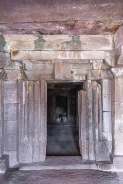 Aihole, Karnataka, Hindistan - 7 Kasım 2013: Çakra Gudi Tapınağı. Shivalingam 'la birlikte özel odanın önünde. Devasa taş yontulmuş kapı çerçevesi ve açılıyor.