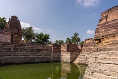 Aihole, Karnataka, Hindistan - 7 Kasım 2013: Çakra Gudi Tapınağı. Kahverengi taş Vimanam kulesi. İç tapınağın üstünde. Açık mavi gökyüzünün altında..