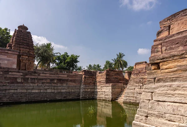 Aihole Karnataka India November 2013 Chakra Gudi Temple 浅蓝色天空下内殿顶部的Vimanam石塔 前面是绿色水槽 — 图库照片