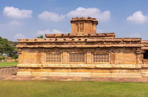 アイホール カルナータカ インド 2013年11月7日 カーン卿またはチャルーキャ シヴァ寺院 青い雲と緑の芝生の下の茶色の石造りの建物の側のビューの前に — ストック写真