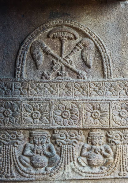2013年11月7日インド カルナータカ州アイホール スリヤナヤナヤナ寺院 スリアのシンボルを示す壁に灰色の石の彫刻 — ストック写真