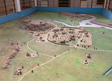 Aihole, Karnataka, Hindistan - 7 Kasım 2013: Arkeoloji ve Tarih Müzesi. Maquette tapınağının geniş manzarası kahverengiler, yeşiller ve mavi bir nehir..