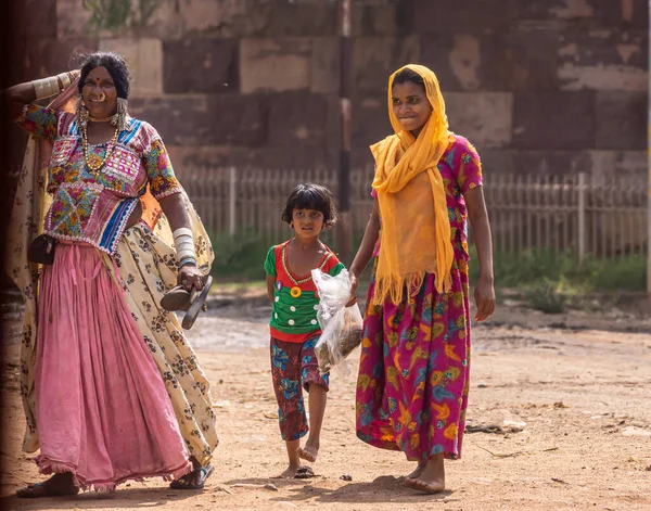 Aihole Karnataka Indie Listopada 2013 Zbliżenie Plemiennej Babci Lambani Córką — Zdjęcie stockowe