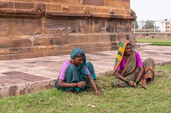 Aihole Karnataka India November 2013 Huchchimalli Gudi Temple Female Gardeners — Stock Photo, Image