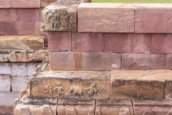 アイホール カルナータカ インド 2013年11月7日 フッチマーリ グディまたは神殿 タンクの赤い石の壁に小さな茶色の石のフレスコ画の閉鎖 — ストック写真