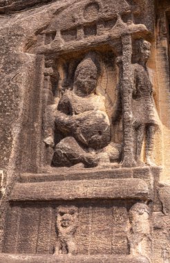 Aihole, Karnataka, Hindistan - 7 Kasım 2013: Huchchimalli Gudi veya Temple. Kubera, girişteki koyu kahverengi kayadan oyulmuş servet sembolü.. 