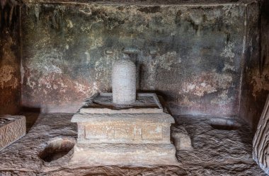 Aihole, Karnataka, Hindistan - 7 Kasım 2013: Ravanaphadi Mağarası Shiva Tapınağı. Yoni 'deki Shivalingam' da tarihi gri taşın yakınlaşması..
