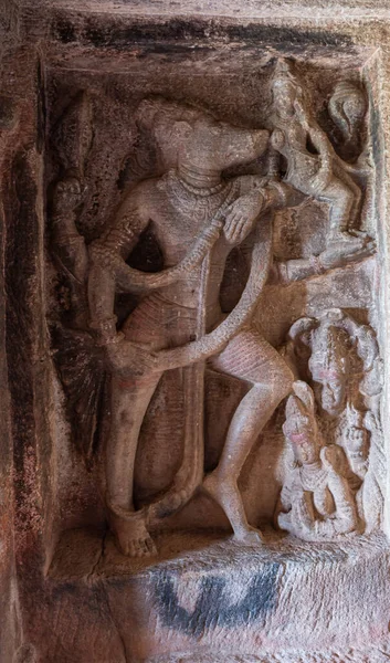 アイホール カルナータカ インド 2013年11月7日 ラバナパディー洞窟シヴァ寺院 ヴァラハのアバターと彼の2人の妻でヴィシュヌの茶色の石の彫刻の閉鎖 — ストック写真