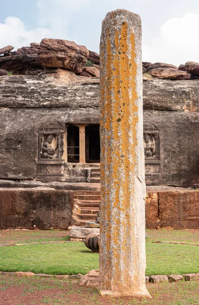 Aihole Karnataka India November 2013 Ravanaphadi Cave Shiva Temple 圣所洞穴前的灰橙历史上类似仙人掌的石柱的闭锁 — 图库照片
