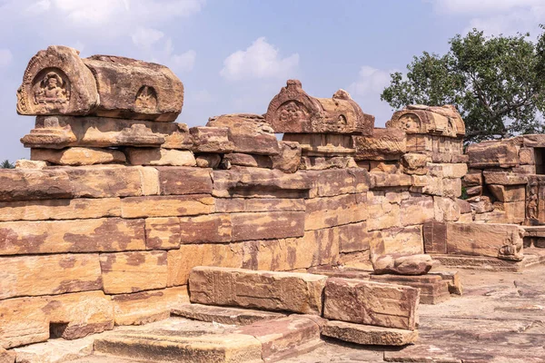 Bagalakote Karnataka India November 2013 Pattadakal Temple Complex 在蓝色的云彩下 用一些小雕塑把棕色石墙的残破部分遮掩起来 — 图库照片