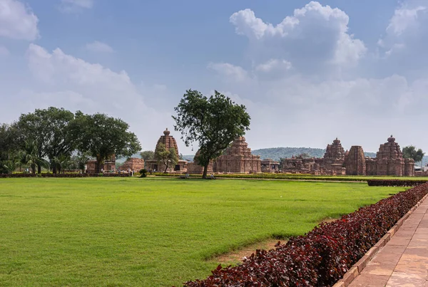 Bagalakote Karnataka India November 2013 Pattadakal Temple Complex 青绿的草坪和青云笼罩下的褐色石砌建筑物前的树木 — 图库照片