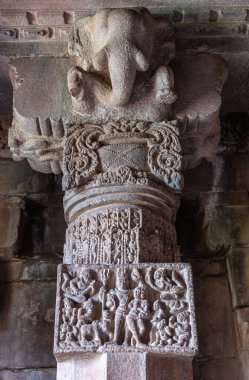 Bagalakote, Karnataka, Hindistan - 7 Kasım 2013: Pattadakal Tapınağı Kompleksi. Fil kafalı gri taş heykel ve ambulingeshwara tapınağındaki insan figürlerinin romantik kompozisyonu..