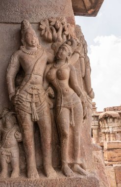 Bagalakote, Karnataka, Hindistan - 7 Kasım 2013: Pattadakal Tapınağı Kompleksi. Virupaksha tapınağının girişinde birbirine aşık çiftlerin kahverengi taş heykeli..