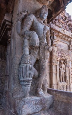Bagalakote, Karnataka, Hindistan - 7 Kasım 2013: Pattadakal Tapınağı Kompleksi. Kahverengi taştan Viruipaksha tapınağının girişinde cüce bekçinin dev gri taş heykeli..