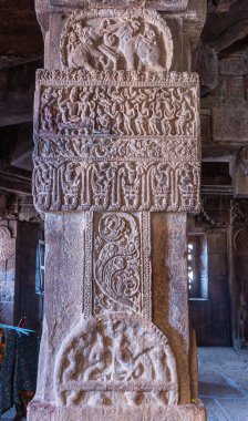 Bagalakote, Karnataka, Hindistan - 7 Kasım 2013: Pattadakal Tapınağı Kompleksi. Kraliyet çifti için oynayan heykeltraşlı müzisyenlerin olduğu gri taş sütun ve fillerle savaşan Virupaksha tapınağı..