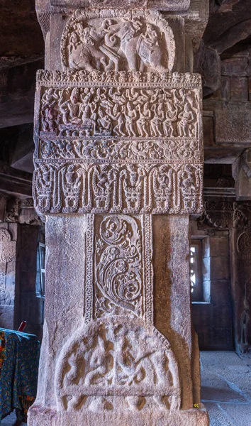 インドのカルナータカ州バガラコテ 2013年11月7日 パタダカル寺院複合体 王室のカップルのために演奏彫刻されたミュージシャンと灰色の石の柱の閉鎖 象と戦う Virupaksha寺院 — ストック写真