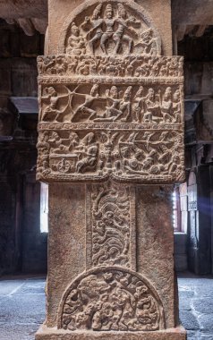 Bagalakote, Karnataka, Hindistan - 7 Kasım 2013: Pattadakal Tapınağı Kompleksi. Kahverengi taştan sütunlara yakın, heykel gibi dövüş sahnesi olan, Virupaksha tapınağı..
