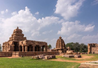 Bagalakote, Karnataka, Hindistan - 7 Kasım 2013: Pattadakal Tapınağı Kompleksi. Brwon Taşı manzarası Sanganeshwar ve Galagnatha tapınakları mavi bulutların altında,