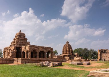 Bagalakote, Karnataka, Hindistan - 7 Kasım 2013: Pattadakal Tapınağı Kompleksi. Brwon Stone 'un Yeşil Park manzarası Sanganeshwar ve Galagnatha tapınakları mavi bulutların altında,
