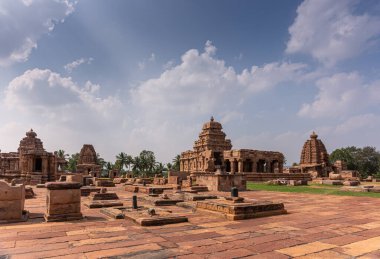 Bagalakote, Karnataka, Hindistan - 7 Kasım 2013: Pattadakal Tapınağı Kompleksi. Kahverengi taş manzarası Sanganeshwar, Galagnatha, ve mavi bulutların altındaki diğer tapınaklar,