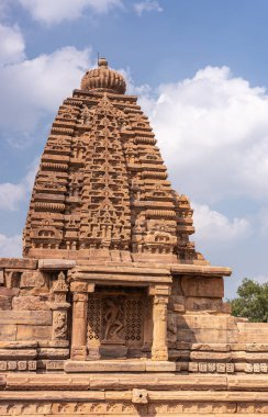 Bagalakote, Karnataka, Hindistan - 7 Kasım 2013: Pattadakal Tapınağı Kompleksi. Shiva 'nın Andhaka iblisini öldürdüğü heykeli olan Galaganatha Tapınağı vimanam kulesine yakın çekim.