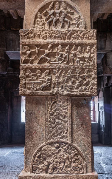 インドのカルナータカ州バガラコテ 2013年11月7日 パタダカル寺院複合体 彫刻された戦闘風景と茶色の石の柱の閉鎖 Virupaksha寺院 — ストック写真