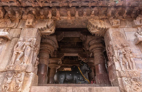 Bagalakote Karnataka India November 2013 Pattadakal Temple Complex 位于维鲁帕沙神庙前的布朗石南迪神龛侧面的闭锁 中间是黑色的南迪 — 图库照片