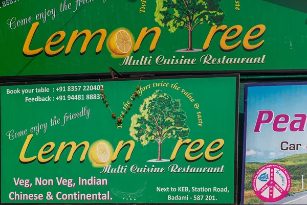 インド カルナータカ州バダミ2013年11月7日 緑と黄色のレモンの木レストランビルボードの閉鎖 — ストック写真