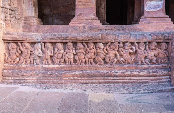 Badami Karnataka インド 2013年11月7日 アガスティヤ湖の上の洞窟寺院 ヴィシュヌ洞窟入口の柱の基部にある赤い石の彫刻 — ストック写真