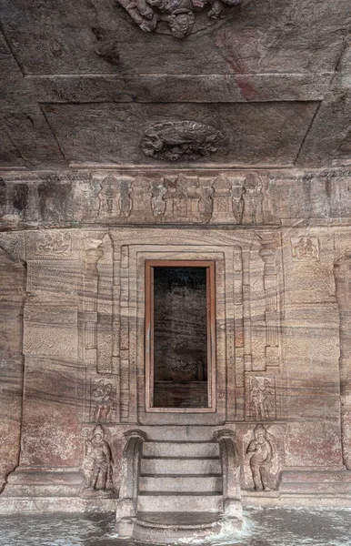 Badami Karnataka インド 2013年11月7日 アガスティヤ湖の上の洞窟寺院 洞窟の空の聖域への階段とドアの肖像3 — ストック写真