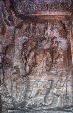 Badami, Karnataka, Hindistan - 7 Kasım 2013: Agasthya Gölü üzerindeki mağara tapınakları. Vishnu 'nun kahverengi taş heykeli, Varaha' nın üçüncü mağaradaki Bhudevi olarak Dünya 'yı kurtarması..