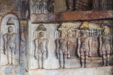 Badami, Karnataka, Hindistan - 7 Kasım 2013: Agasthya Gölü üzerindeki Jain Mağara Tapınağı. Jain Digambara Sadhu 'nun çıplak erkek heykelleri..