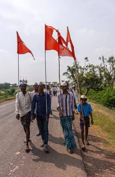 2013年11月8日 印度卡纳塔克邦贾穆奈 在前往潘德拉普拉邦克里希纳神庙的朝圣者队伍前 红旗飘扬着我的年轻男士们 他们在银天下行进 路边挂着绿叶 — 图库照片
