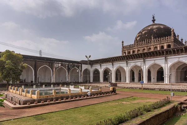 Vijayapura Karnataka India November 2013 Jamiya Mashid Mosque 在顶部有黑端穹顶的祈祷大厅的绿色草坪中间有棕色小径的宽阔庭院 — 图库照片