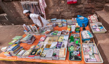 Vijayapura, Karnataka, Hindistan - 8 Kasım 2013: Gol Gambaz Mausoleum. İslam edebiyatının ve hediyelerinin Müslüman tüccarlar tarafından ifşa edildiği masa..