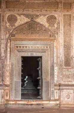 Vijayapura, Karnataka, Hindistan - 8 Kasım 2013: İbrahim Rauza Anıtmezar. Çerçevelenmiş, şekillendirilmemiş, mezardaki kahverengi taştan duvara bak..