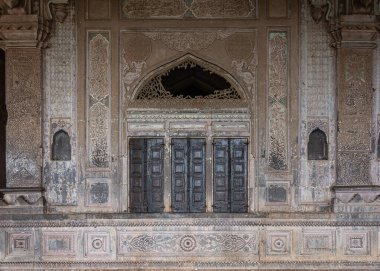 Vijayapura, Karnataka, Hindistan - 8 Kasım 2013: İbrahim Rauza mozolesinin hasarlı güney girişi. 