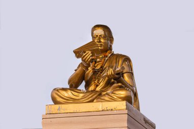 Bagalkot, Karnataka, Hindistan - 8 Kasım 2013: Sri Sangameshwar Temple. Açık mavi gökyüzünün altındaki altın Basava heykeline yakın çekim.