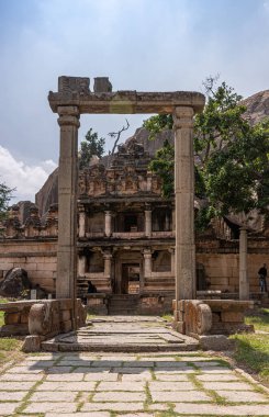 Chitradurga, Karnataka, Hindistan - 10 Kasım 2013: Fort veya Elusuttina Kote. Hidambeswara Tapınağının orta kemeri mavi gökyüzünün altındaki yeşil yapraklı harap binalar.. 