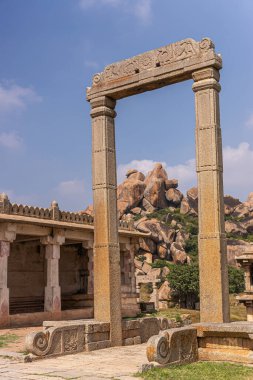 Chitradurga, Karnataka, Hindistan - 10 Kasım 2013: Fort veya Elusuttina Kote. Sampige Siddeshwara Tapınağı 'nın mavi bulutların altındaki harap binalara giriş kapısına yakın..