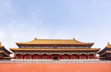 Pekin, Çin - 27 Nisan 2010: Yasak Şehir. Meridain Kapısı mavi gökyüzünün altında kırmızı duvarın üzerinde görüldü. Kırmızı ve turuncu Çin mimarisi. Bir mavi nokta.