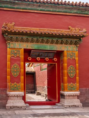 Pekin, Çin - 27 Nisan 2010: Yasak Şehir. Kırmızı duvarda büyük bir çerçeve ile küçük bir avluya açılan anıtsal kırmızı kapı..