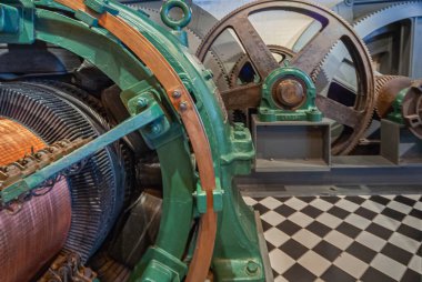 Hong Kong, Çin - 12 Mayıs 2010 Victoria Peak Park Tepesi. Tramvayı tepeden yukarı çekmek için devasa ağır metal, yeşil, turuncu ve kahverengi uçan tekerlekler ve motorlardan oluşan bir set.. 