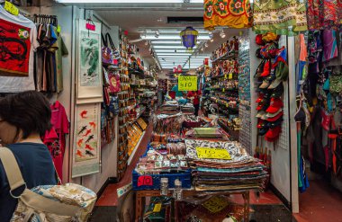 Hong Kong, Çin - 12 Mayıs 2010 Stanley Mahallesi. Hediyelik eşya satan bir dükkana bak..