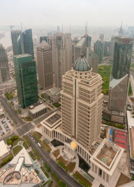 Şanghay, Pudong, Lujiazui, Çin - 4 Mayıs 2010: Çin bej taşı Çin Ping-an Finans gökdeleni her seviyede sütunları olan ve sisli gökyüzü altında bir kubbe ile kaplı ve yüksek binalar ormanında yer alan.