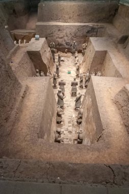 Xian, Çin - 1 Mayıs 2010 Qin Shi Huang 'ın Terracotta Ordusu. Bej tozuyla çevrili haç şeklindeki kazılara bakıyorum..